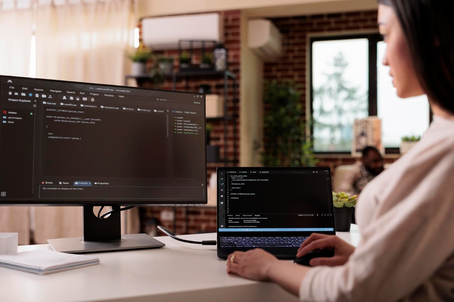 Foto de Desarrolladora con compilación de código