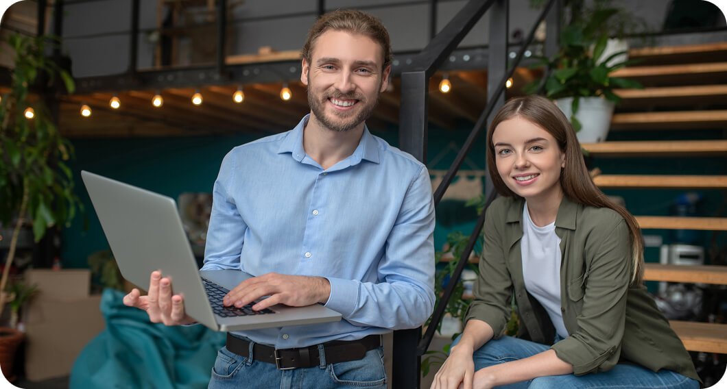 Equipo de desarrolladores sonriendo